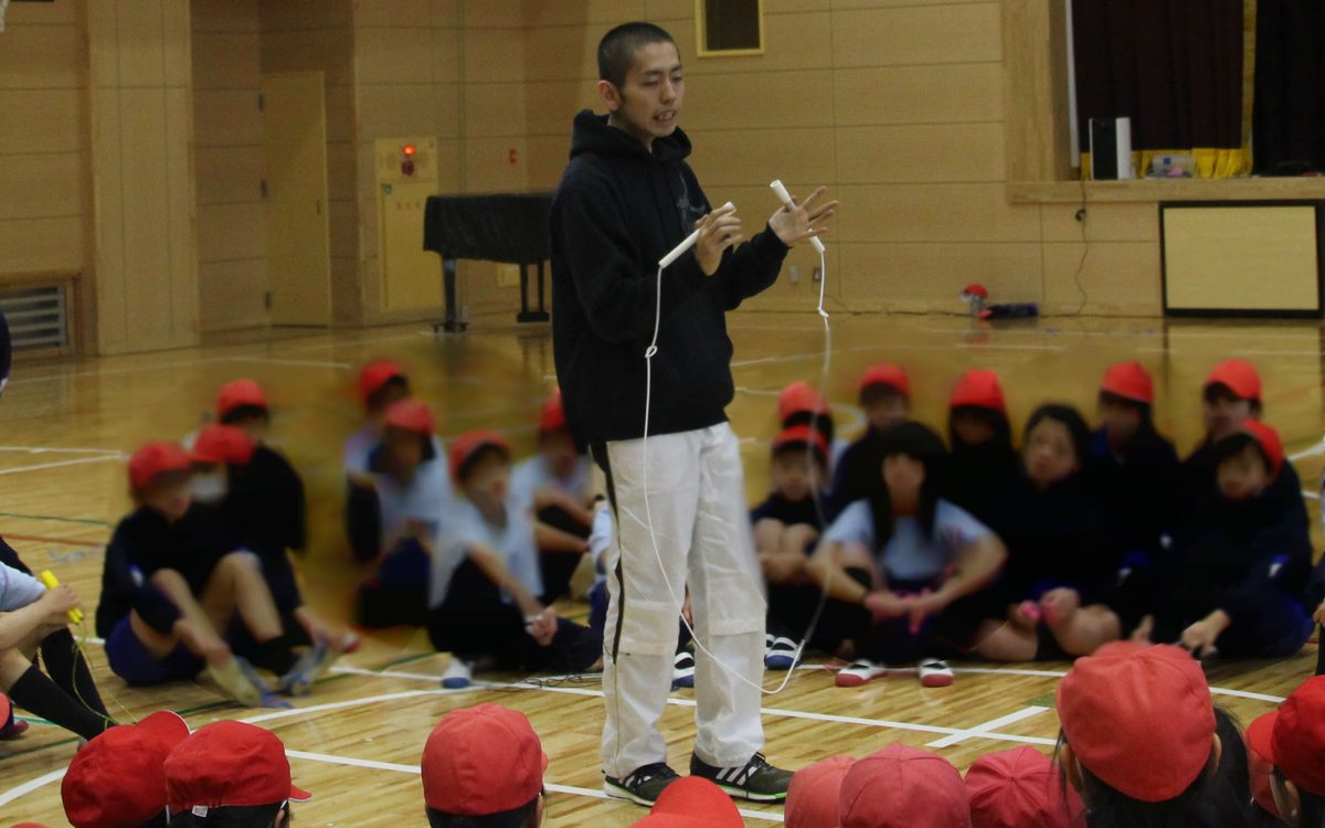 学校でなわとび指導を行う様子