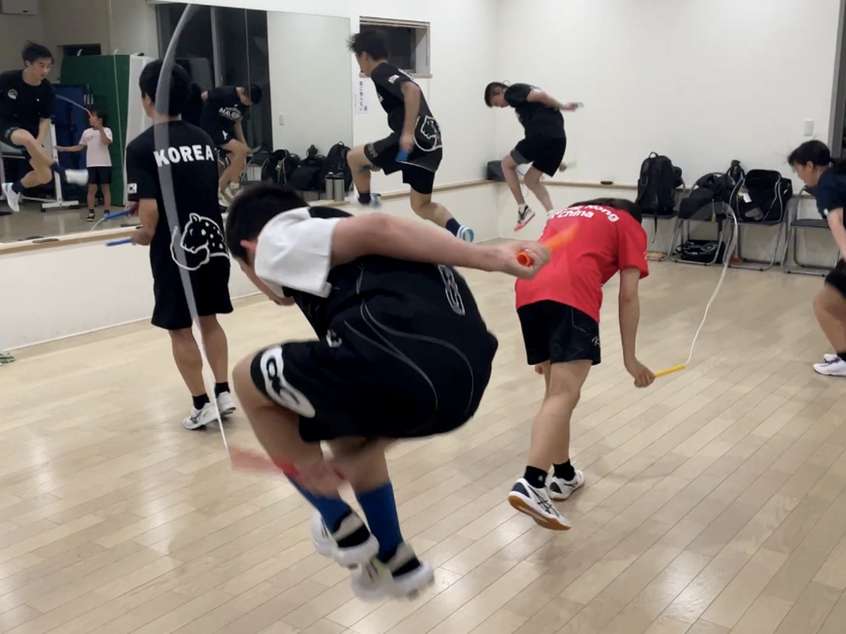 選手育成クラスで高度な技を練習する選手たち