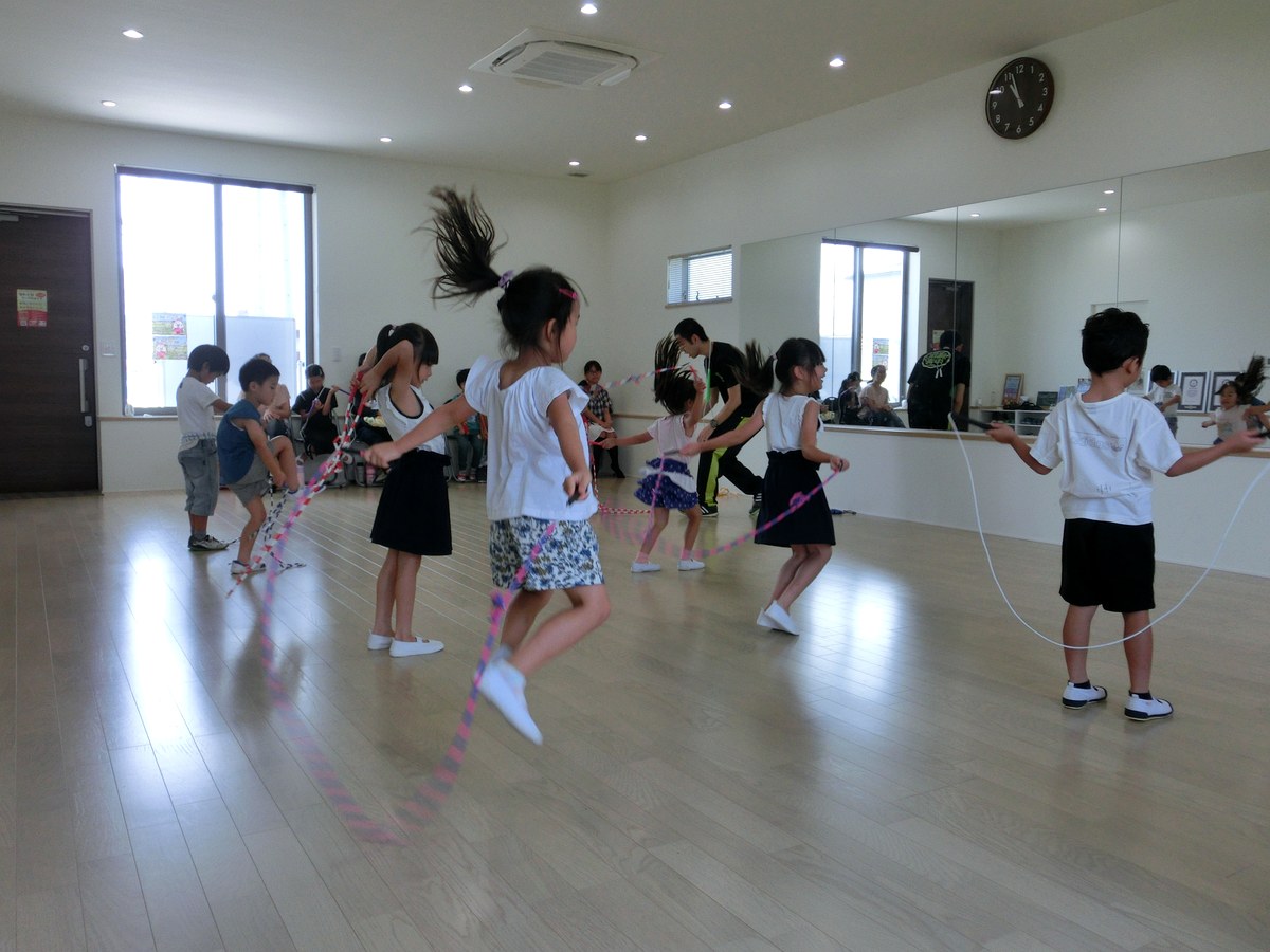 子どもたちがなわとびを練習するワークショップ風景