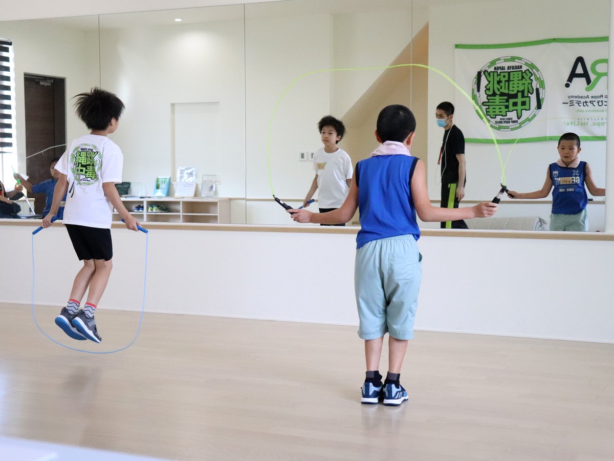 スタジオで応用技に挑戦する子どもたち