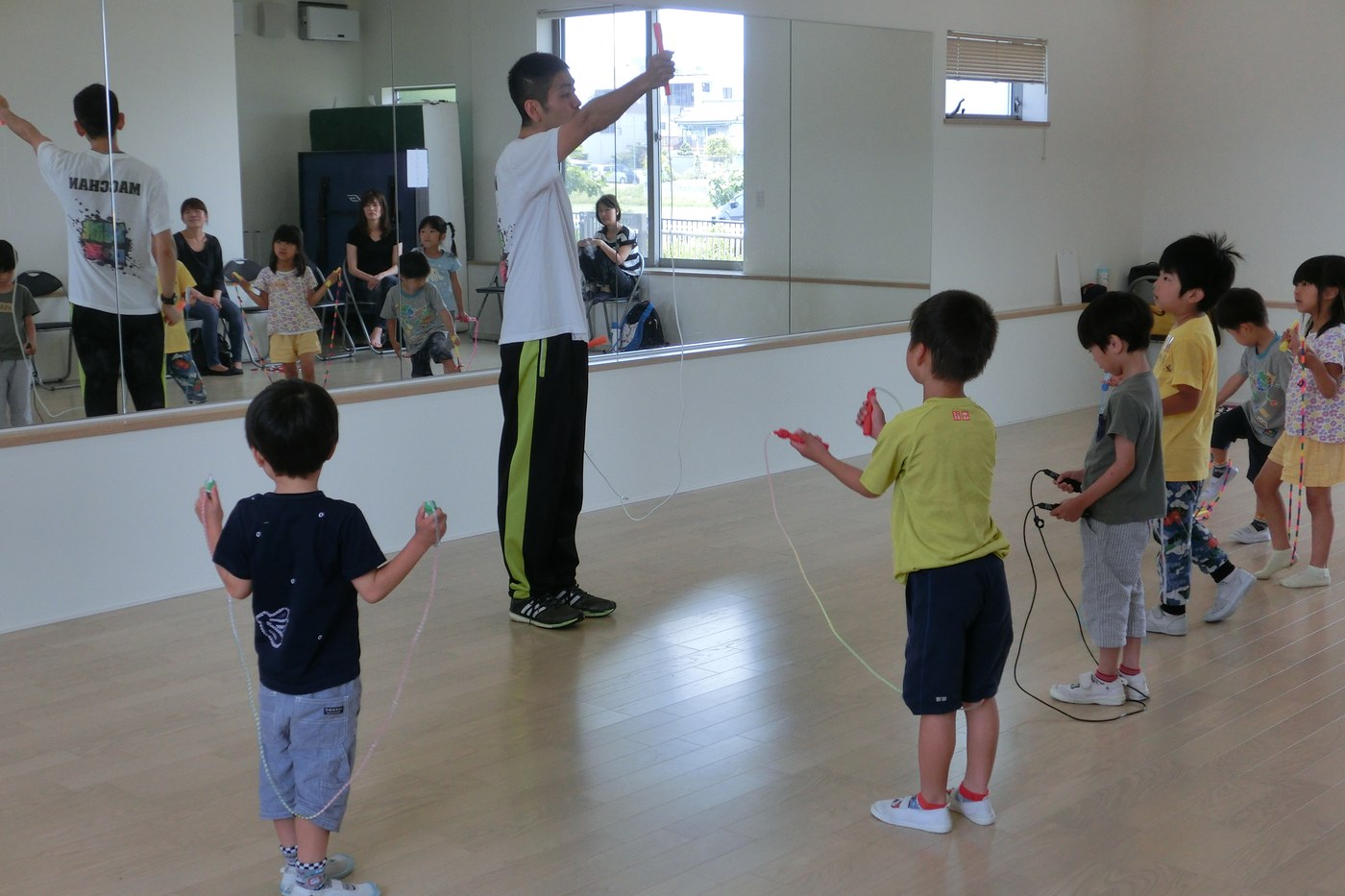 なわとびワークショップで講師の説明を聞く子どもたち