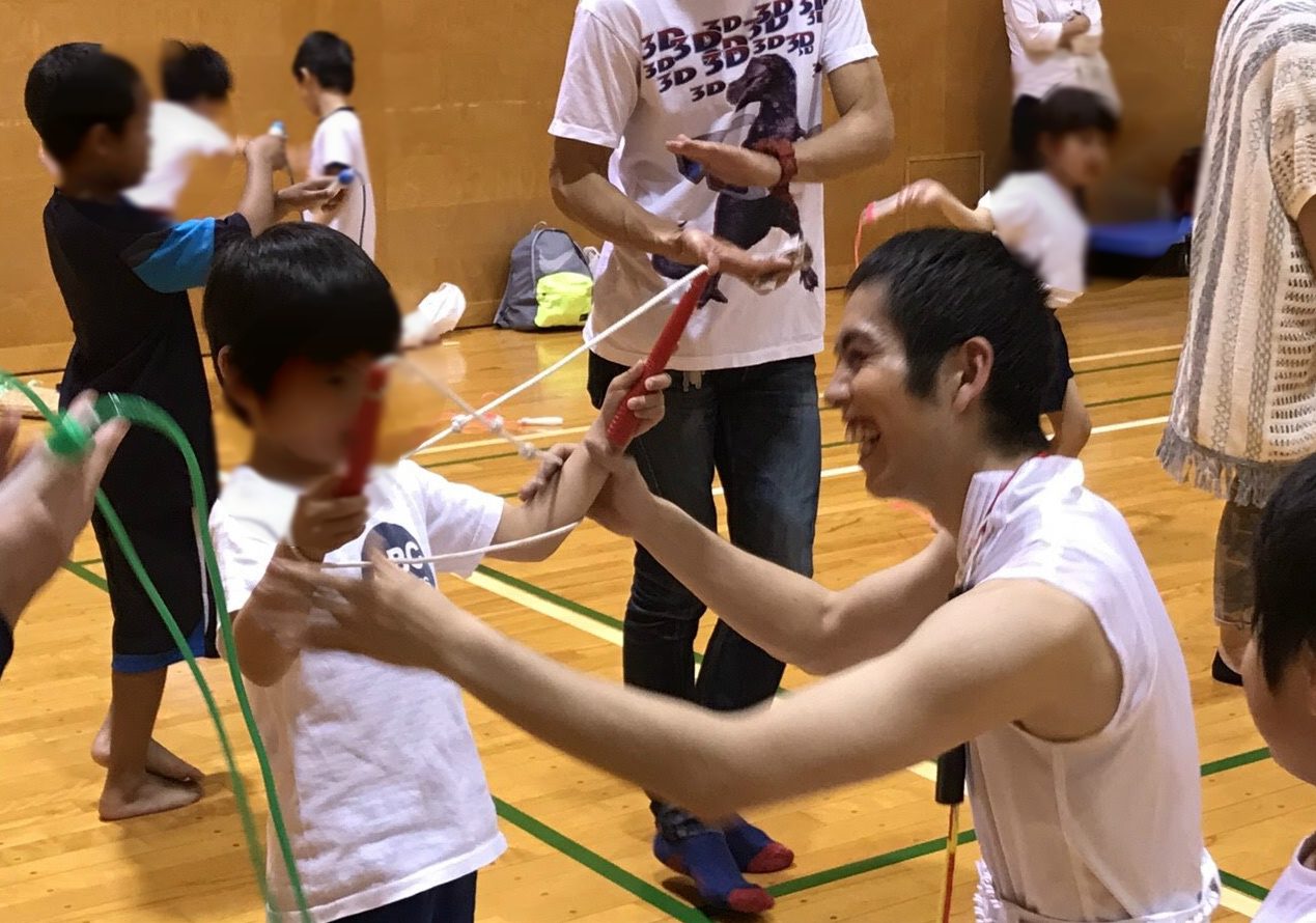 親子でなわとびに取り組む様子