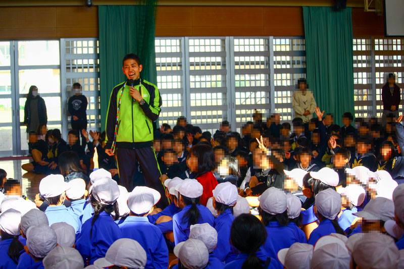 体育館で子どもたちがなわとびに取り組む様子